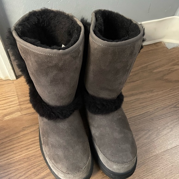 UGG Sunburst Short Grey/Black Shearling Boots - Picture 1 of 4